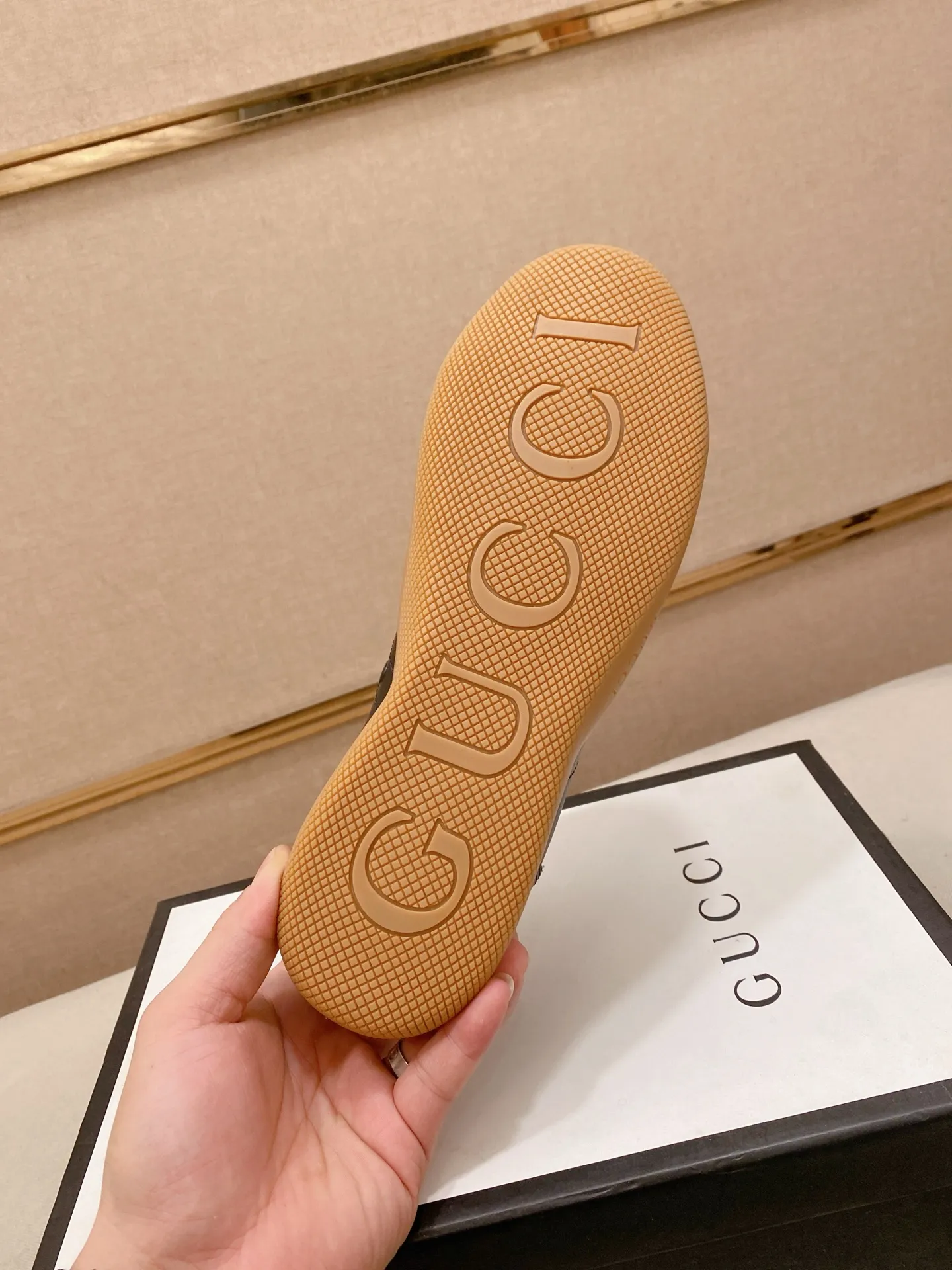 Men's shoes 💰 462💰The new GUCCI (Gucci) counters are launched simultaneously. The new men's shoes, 😘fabrics are selected from imported cowhide, and the lining is sheepskin lining. 👍🏿 High-end ☄️ air-cushion molded anti-slip rubber outsole, exquisite lines, simple and elegant, comfortable and high-end for leisure travel. Code number: 38 to 44 (45 can be customized and cannot be returned or exchanged)